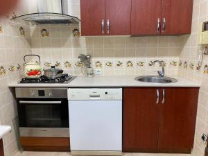 Η κουζίνα ή μικρή κουζίνα στο 4-room apartment in the center of Tashkent