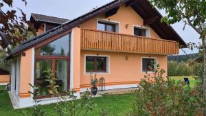 een klein huis met een balkon erboven bij Ferienwohnung Graf Konrad in Grafenau