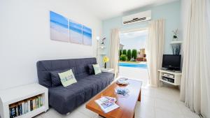 Μια τηλεόραση ή/και κέντρο ψυχαγωγίας στο Ayia Napa Holiday Villa 036