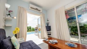 Χώρος καθιστικού στο Ayia Napa Holiday Villa 036