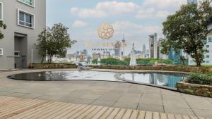 basen z panoramą miasta w tle w obiekcie Dua Sentral Kuala Lumpur, Roam w Kuala Lumpur