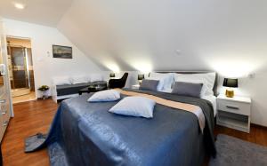 sypialnia z dużym łóżkiem z 2 poduszkami w obiekcie Rooms & Apartment Milan Saborsko w mieście Saborsko