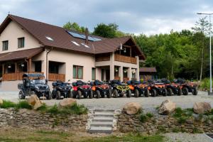 un grupo de motocicletas estacionadas frente a un edificio en Transylvanian Relax House, en Lupeni