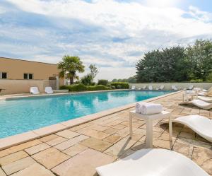 Swimming pool sa o malapit sa Kyriad Prestige Beaune le Panorama