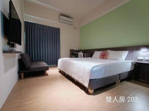 Kama o mga kama sa kuwarto sa 佳宏馥居民宿
