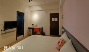 TV at/o entertainment center sa 佳宏馥居民宿