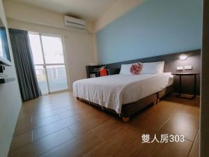 Kama o mga kama sa kuwarto sa 佳宏馥居民宿