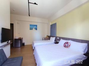 Kama o mga kama sa kuwarto sa 佳宏馥居民宿