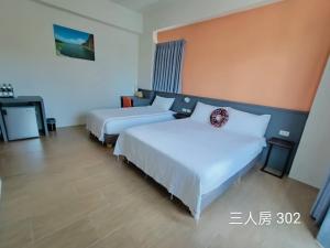Kama o mga kama sa kuwarto sa 佳宏馥居民宿