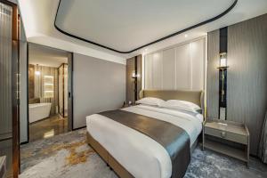 Ένα ή περισσότερα κρεβάτια σε δωμάτιο στο Howard Johnson Paragon Hotel Beijing Centra Provide tourism and ticketing service