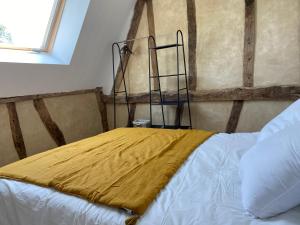เตียงในห้องที่ La petite ferme de Roumare
