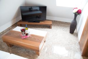 TV a/nebo společenská místnost v ubytování Alpha & Omega Hotel