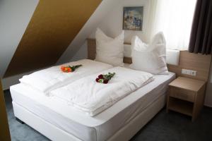 Postel nebo postele na pokoji v ubytování Alpha & Omega Hotel