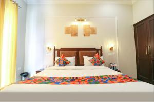 um quarto com uma cama grande com em FabHotel K9 Villa em Ludhiana