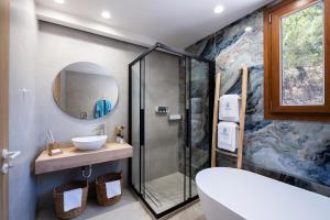 Ett badrum på Vista Portolago Villas