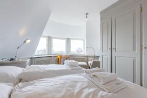 เตียงในห้องที่ Ferienhaus Seehaus Sylt - Urlaubszauber in den Dünen mit fantastischem Meerblick
