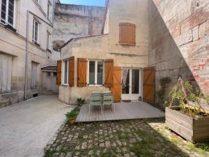 Photo de la galerie de l'établissement T3 COSY MAISON DE VILLE TERRASSE AU CALME, à Rochefort