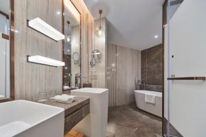 Ένα μπάνιο στο Howard Johnson Paragon Hotel Beijing Centra Provide tourism and ticketing service
