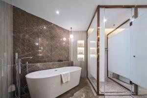 Ένα μπάνιο στο Howard Johnson Paragon Hotel Beijing Centra Provide tourism and ticketing service