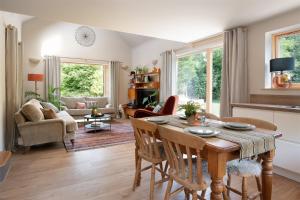 una cucina e un soggiorno con tavolo e sedie di Sunnybrook - A luxurious Carbon Neutral House close to beach, Shaldon a Shaldon