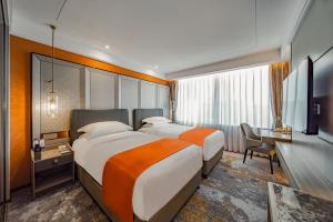 Ένα ή περισσότερα κρεβάτια σε δωμάτιο στο Howard Johnson Paragon Hotel Beijing Centra Provide tourism and ticketing service