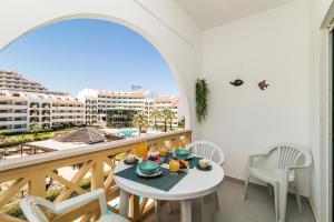 Cette chambre dispose d'un balcon avec une table et des chaises. dans l'établissement Areyas Pool By ALzira, à Albufeira