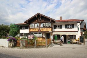 een huis met een houten hek ervoor bij Haus & Heim Ferienwohnung in Oberstdorf
