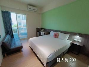 Kama o mga kama sa kuwarto sa 佳宏馥居民宿