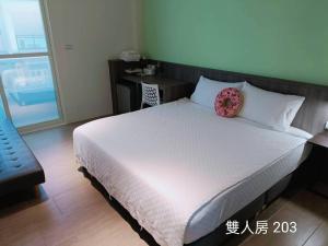 Kama o mga kama sa kuwarto sa 佳宏馥居民宿