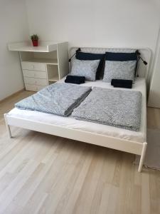 En eller flere senge i et værelse på CORSO Central Home, Keszthely
