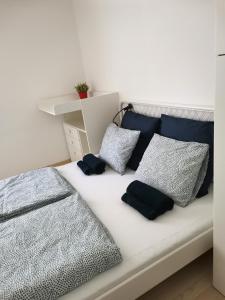 una cama con almohadas en una habitación en CORSO Central Home, Keszthely en Keszthely