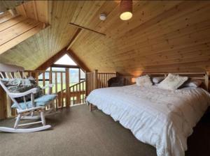 Postel nebo postele na pokoji v ubytování Loch Aweside Forest Cabins