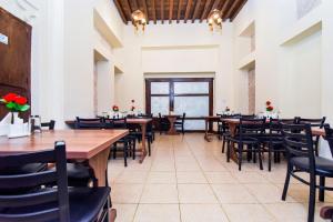 En restaurant eller et andet spisested på Capital O160 Lumbini Dream Garden Guest House LLC
