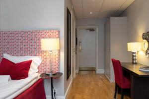 Postel nebo postele na pokoji v ubytování Elite Stadshotellet Västerås