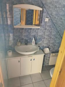 y baño con lavabo y espejo. en Dom leśny w Konarzynach en Stara Kiszewa