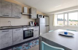 Kuchyň nebo kuchyňský kout v ubytování Beautiful Home In Ragusa With House Sea View