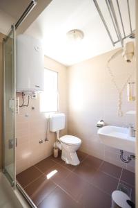 Kúpeľňa v ubytovaní Dok Apartment + 35 fotografií