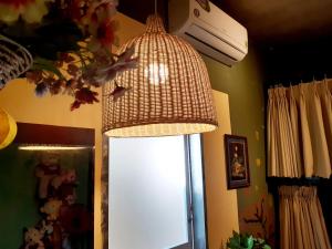 een licht hangend aan een plafond met een lamp bij Homestay GÁC MƠ Vũng Tàu in Vung Tau