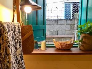 een vensterbank met een mand en een lamp bij Homestay GÁC MƠ Vũng Tàu in Vung Tau +40 foto's