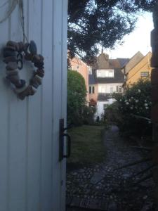 una puerta con una corona en un lado de una casa en Fermaine, 50m from sea, garden, dogs, town centre, en Lyme Regis