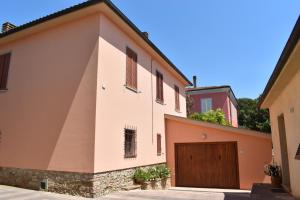 ein Haus mit einer braunen Tür und einem Gebäude in der Unterkunft Appartamenti immersi nelle colline Toscane in Molino Mazzetti