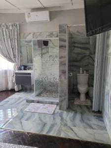 Ένα μπάνιο στο Palm Guesthouse