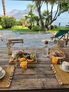 una mesa de picnic con comida y zumo de naranja. en Clori Gaeta, en Gaeta