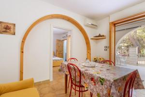基諾沙的住宿－Bilocale Dimora Punta della Suina，一间带桌椅的用餐室