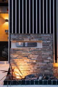ceglany kominek z napisem na nim w obiekcie T・Kスクエア鹿児島中央 w mieście Kagoshima