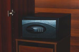 Un four micro-ondes est installé au-dessus d'une armoire en bois. dans l'établissement Morning Star, à Kambos