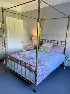 1 dormitorio con 1 cama con dosel en Beautiful Private 2 Bedroom Suite in Mansion Home with Free Parking, en Brighton & Hove