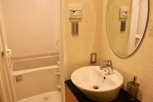 La salle de bains est pourvue d'un lavabo et d'un miroir. dans l'établissement Gion Shirakawa - Vacation STAY 24771v, à Kyoto
