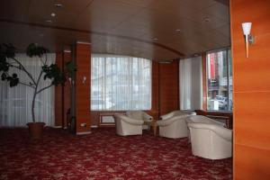 A seating area at OTEL AMİLLER