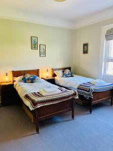 2 camas en un dormitorio con 2 lámparas en las mesas en Beautiful Private 2 Bedroom Suite in Mansion Home with Free Parking en Brighton & Hove